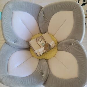 BloomingBath Gray and Cream Flower-Shaped Baby Bath Mat With Washcloths
